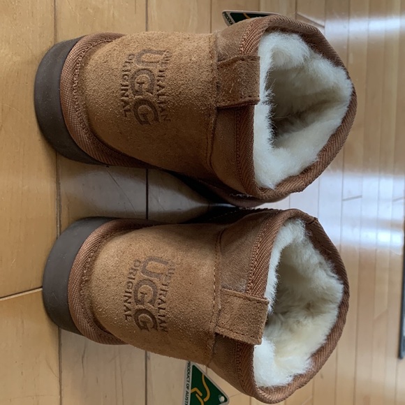 UGG Ultra Mini Chestnut BRAND NEW with tags Unisex Men’s US size 9/ Women’s 10